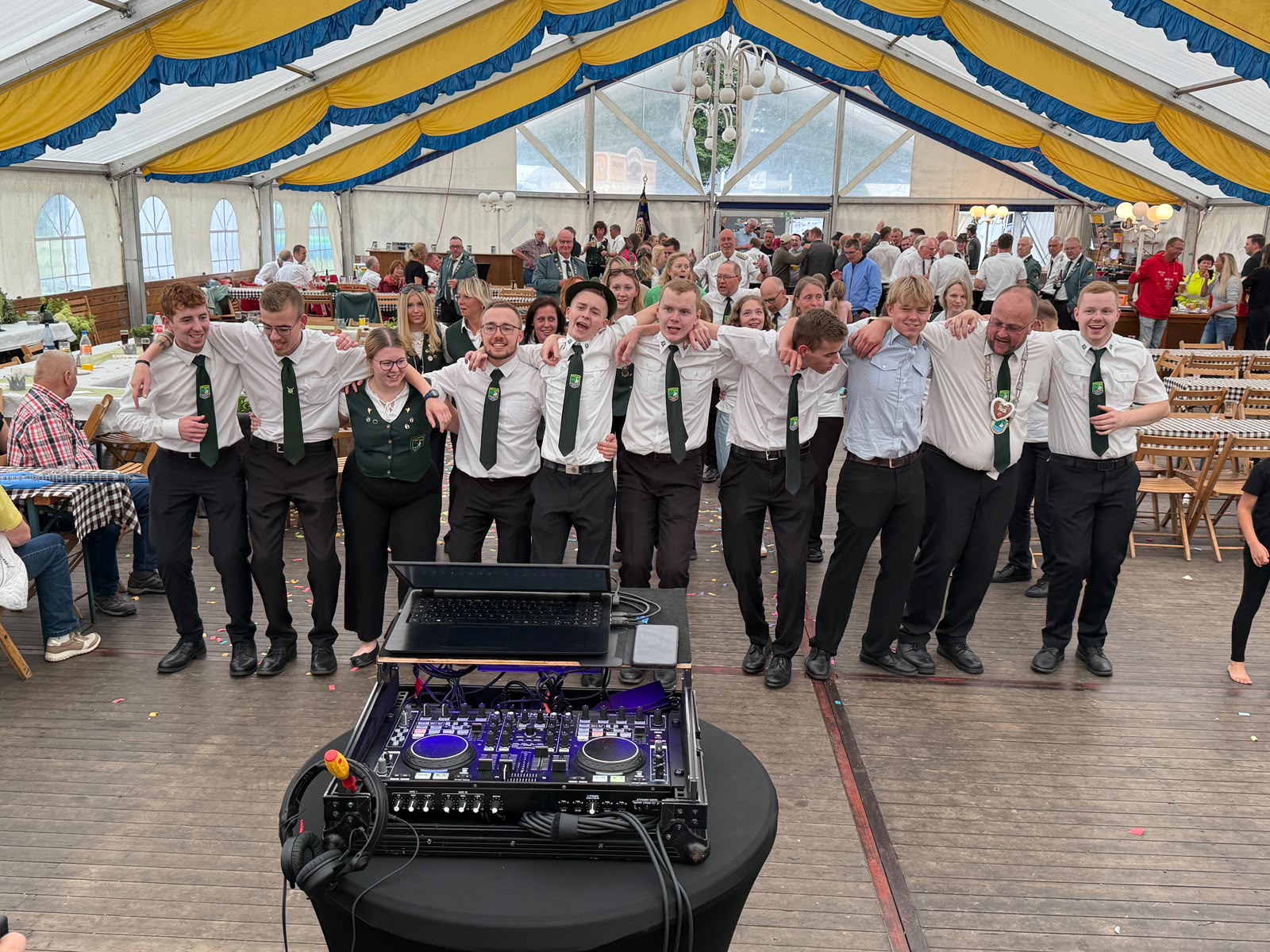 Volles Schützenfest Zelt