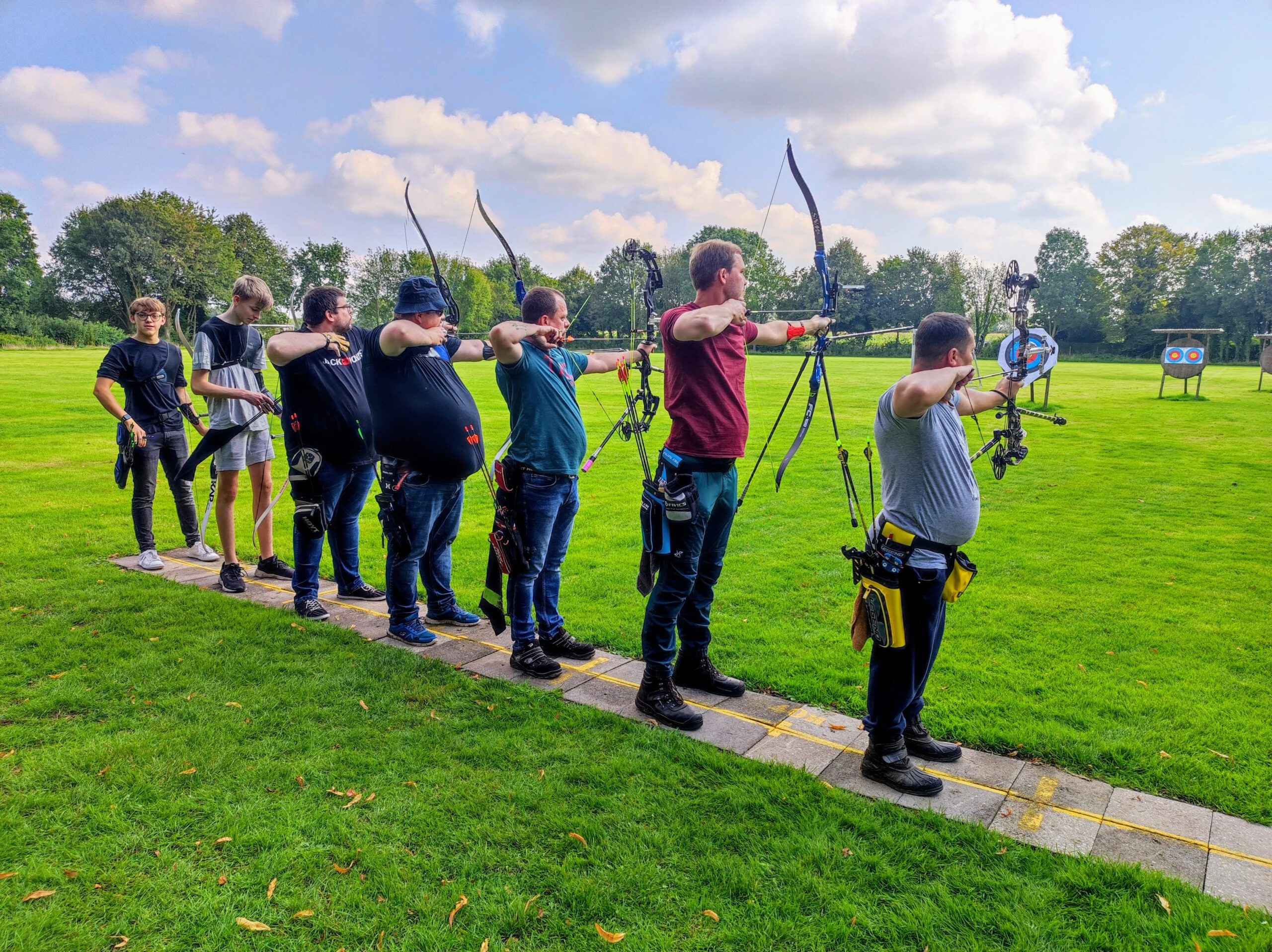 Bogensportgruppe beim Training im Anschlag